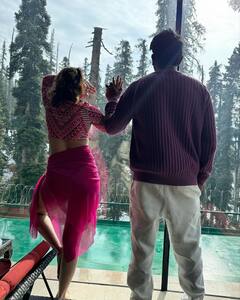 Aarti Singh Honeymoon: शादी के एक महीने बाद पति संग कश्मीर पहुंचीं आरती सिंह, वादियों से शेयर की हनीमून की तस्वीरें