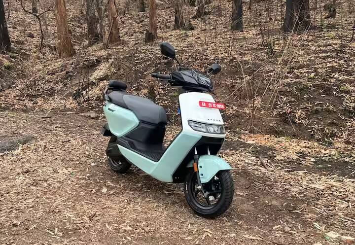 Ather Riztaના આ સ્કૂટરમાં ટ્રેક્શન કંટ્રોલ સિસ્ટમનું ફીચર પણ આપવામાં આવ્યું છે. આ ઉપરાંત, આ સ્કૂટરમાં મેજિક ટ્વિસ્ટ રેજેન બ્રેકિંગ સિસ્ટમનું ફીચર પણ સામેલ છે. આ સ્કૂટરની વોટર વેડિંગ ક્ષમતા 400 mm છે.