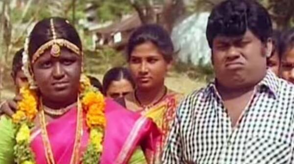 மகுடம் - கல்யாண பெண்ணாக ஸ்ரீதேவியின் புகைப்படத்தை காட்டி ஏமாற்றுவது செந்தில் தன்னுடைய தங்கையை கவுண்டமணிக்கு திருமணம் செய்து வைப்பதாக ஸ்ரீதேவியின் புகைப்படத்தை காட்டி ஏமாற்றும் காமெடி.