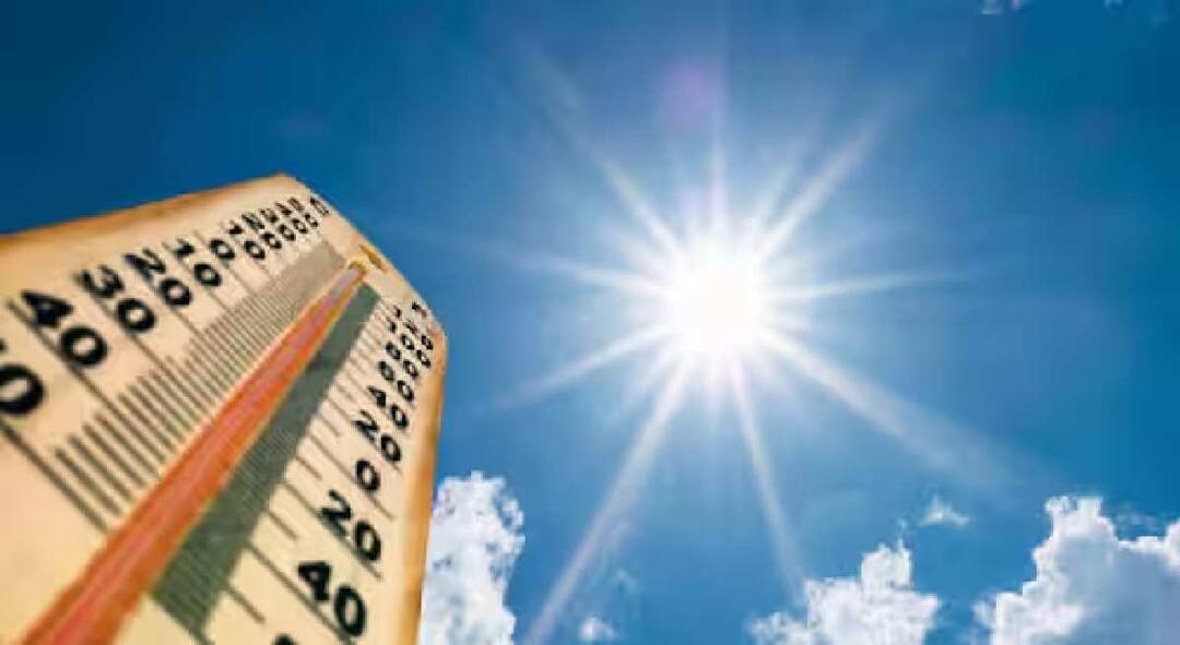 Heat Wave in Vidarbha : अकोल्यात उष्णतेचा पारा 45 अंशांच्या पार; तर पुढील चार दिवस 'या' जिल्ह्यांत उष्णतेची लाट vidarbha weather update imd forecast heat wave alert in akola chandrapur for next five days maharashtra temperature news marathi news maharashtra Heat Wave in Vidarbha : अकोल्यात उष्णतेचा पारा 45 अंशांच्या पार; तर पुढील चार दिवस 'या' जिल्ह्यांत उष्णतेची लाट
