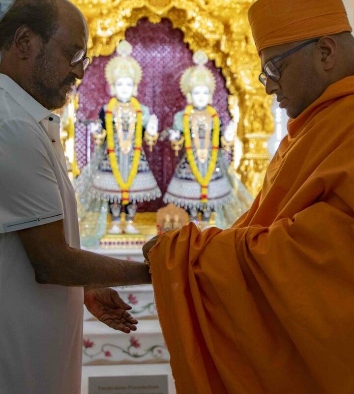 தற்போது ரஜினிகாந்த் அபுதாபியில் உள்ள BAPS இந்து கோயிலுக்கு சென்றுள்ளார். கோயிலில் எடுக்கப்பட்ட புகைப்படங்கள் சமூக வலைத்தளங்களில் ட்ரெண்ட் ஆகி வருகிறது.