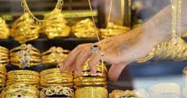 price of gold and silver has fallen in the last four days business news gold silver news चांदी 4222 रुपयांनी तर सोनं 2841 रुपयांनी झालं स्वस्त, गेल्या चार दिवसात मोठी घसरण