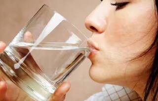 Overhydration: જો તમે પણ ગરમીમાં હદથી વધારે પાણી પી તા હોય તો ચેતીજજો, શરીરમાં હોઈ શકે છે આ ઉણપ