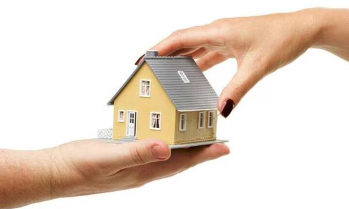 Union Bank of India ही बँकदेखील गृहकर्जावर 9.35 टक्क्यांपासून 10.75 टक्क्यांपर्यंत व्याज आकारत आहे. वेगवेगळा सीबील स्कोअर असणाऱ्या प्रत्येकासाठी हा व्याजदर वेगळा असू शकतो. 30 लाख रुपयांपर्यंतच्या गृहकर्जासाठी वरील व्याजदर असणार आहे.