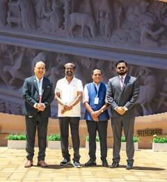 Rajnikanth : கோல்டன் விசா வாங்கியவுடன் அபுதாபி கோயிலுக்கு சென்ற ரஜினிகாந்த்!