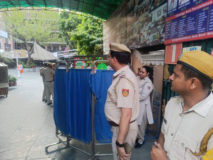 सुरक्षा को लेकर दिल्ली पुलिस और पैरामिलिट्री के सैकड़ों जवान तैनात हैं.वहीं इलेक्शन कमीशन के तरफ से भी पूरी तैयारी की गई है. चुनाव आयोग ने मतदान को लेकर वोटर्स के लिए कई व्यवस्थाएं की हैं.