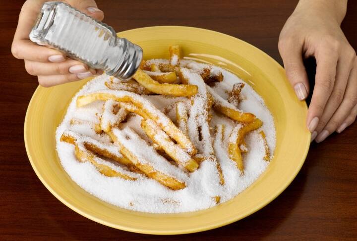 ઉનાળાની ઋતુમાં વધારે પડતું મીઠું ખાવાથી ડીહાઈડ્રેશનનો ખતરો પણ હોઈ શકે છે. એક્સપર્ટના મતે મીઠાનો ઉપયોગ મર્યાદિત માત્રામાં જ કરવો જોઈએ.આવી સ્થિતિમાં સવાલ એ થાય છે કે એક દિવસમાં કેટલું મીઠું ખાવું જોઈએ?