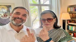 મતદાન કર્યા બાદ રાહુલ ગાંધીએ માતા સોનિયા સાથે લીધી સેલ્ફી, પ્રિયંકાએ પણ કર્યુ મતદાન