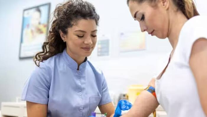 કોલન કેન્સર ટેસ્ટ: 45 વર્ષની ઉંમર પછી સ્ત્રીઓએ કોલોરેક્ટલ કેન્સરથી બચવા માટે નિયમિત ચેકઅપ કરાવવું જોઈએ. આમાં સિગ્મોઇડોસ્કોપી અથવા કોલોનોસ્કોપીનો સમાવેશ થાય છે.