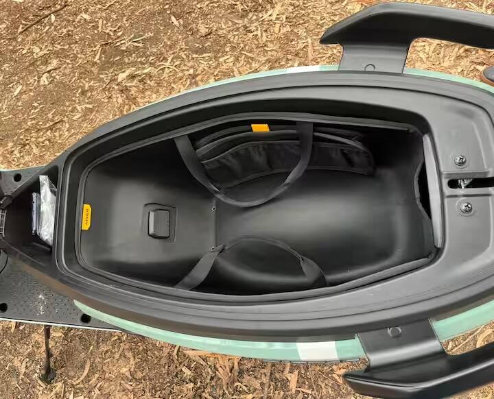 એથર રિઝ્ટાની સીટ તેની લાંબી સીટને કારણે વધુ આરામદાયક છે, જેના પર બે મોટા લોકો સરળતાથી બેસી શકે છે. આ સ્કૂટરમાં ટ્રંકની સાથે 56 લિટરની સ્ટોરેજ ક્ષમતા છે. આ સ્કૂટરમાં કેરી બેગના આકારમાં એક્સેસરી ઓર્ગેનાઈઝર પણ આપવામાં આવ્યું છે.