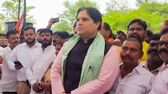 वरुण गांधी को लेकर अखिलेश यादव के करीबी ने फूंका बिगुल, मेनका गांधी से भी है अदावत