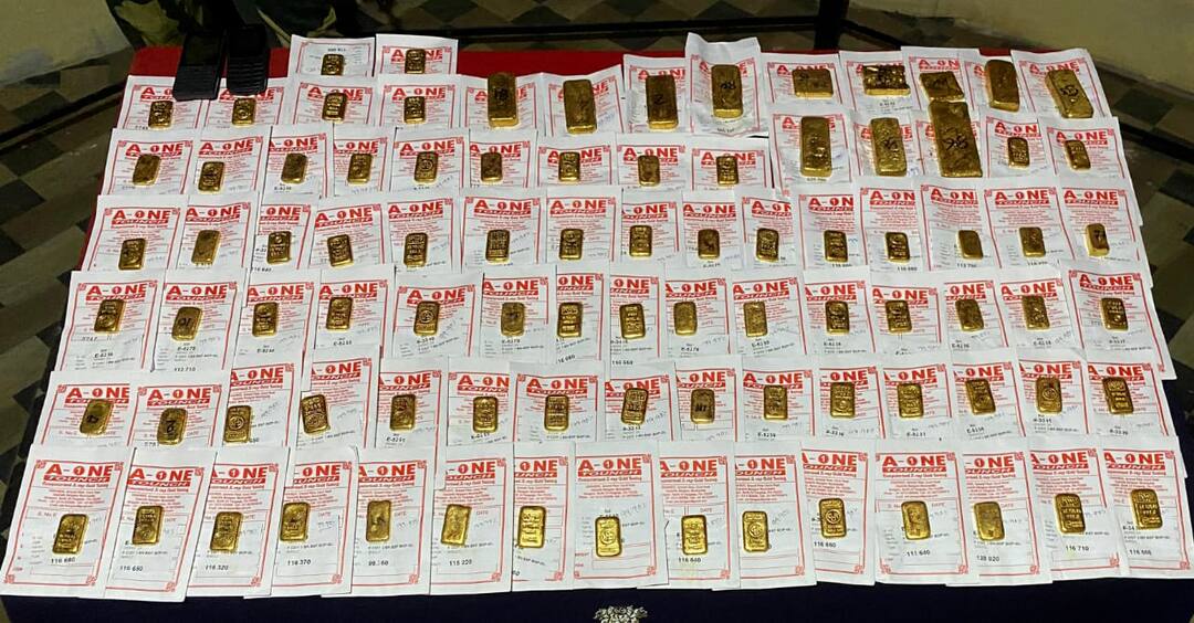 Bangaon News smuggler arrested with 12 crore rupees gold biscuit from Bangaon by BSF Bangaon News: বিএসএফের বড় সাফল্য, ভারত-বাংলাদেশ সীমান্তে ১২ কোটির সোনার বিস্কুট সহ ধৃত পাচারকারী