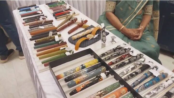 तसेच दुर्मिळ शाई पाहण्यासाठी आणि खरेदीसाठी उपलब्ध आहे.