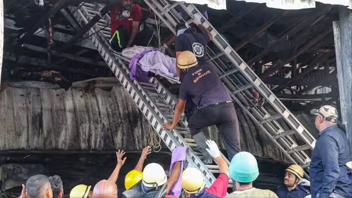 'गेमिंग झोन'मध्ये लागलेल्या भीषण आगीतून उठणारे धुराचे लोट अनेक किलोमीटर दूरून दिसत होते. अपघाताच्या वेळी ‘गेमिंग झोन’मध्ये किती लोक उपस्थित होते, हे अद्याप कळू शकलेले नाही.