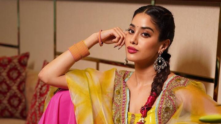 সদ্য জিমের বাইরে ছবিশিকারীদের তাঁর ফটো তুলতে নিষেধ করেছিলেন জাহ্নবী। অগোছালোভাবে ক্যামেরার সামনে আশা তাঁর পছন্দ নয়।