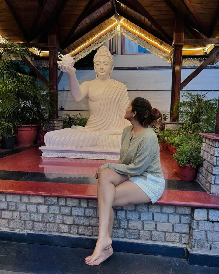 అనసూయ ఫొటోలను చూస్తే మీకు కూడా అక్కడికి వెళ్లాలనే ఆశ పుడుతుంది. కాబట్టి.. ఇప్పటివరకు అనసూయ పోస్ట్ చేసిన పిక్స్ మీద మీరు ఓ లుక్కేయండి. (Image Credit: Anasuya Bharadwaj/Instagram)