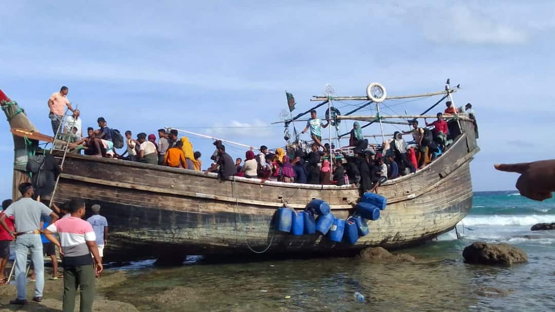 45 thousand Rohingya forced to flee Myanmar stranded on border of Bangladesh to save their lives Myanmar Rohingyas Flee: म्यांमार में खौफ में रोहिंग्या, जान बचाने के लिए 45 हजार को देश छोड़कर भागना पड़ा