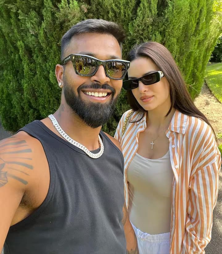 क्रिकेटर हार्दिक पंड्या और उनकी पत्नी नतासा स्टेनकोविक के बीच कुछ भी ठीक नहीं चल रहा है. सोशल मीडिया पर लगातार अटकलें लगाई जा रही हैं कि दोनों जल्द ही तलाक लेने वाले हैं।