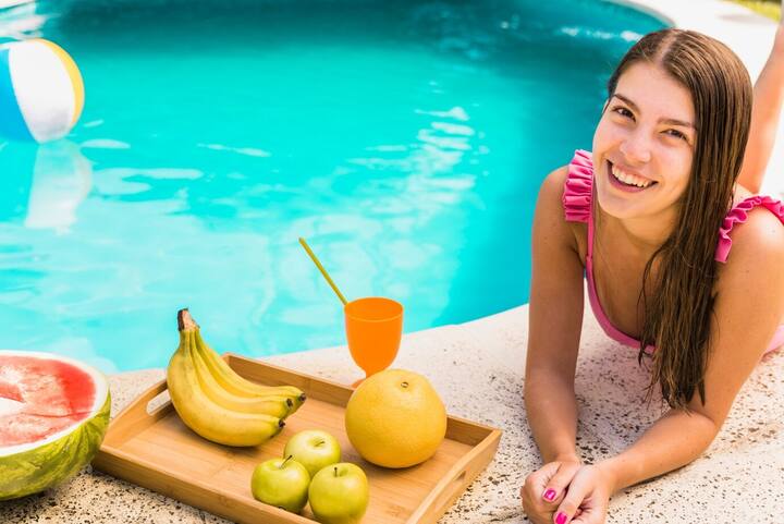 Summer Diet Tips: હાલ દેશના મોટાભાગના રાજ્યમાં હિટવેવથી લોકો ત્રાહિમામ છે. જેના કારણે લૂ લાગવાના કેસમાં વધારો થયો છે. આ સ્થિતિમાં એવું ડાયટ લેવું જોઇએ જે આપને અંદરથી લૂક, હાઇડ્રેઇટ રાખીને સન સ્ટ્રોકથી બચાવે