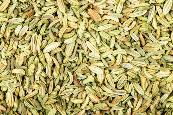 વરિયાળી – વરિયાળી ઠંડકની અસર ધરાવે છે. વરિયાળીનું પાણી હાઇડ્રેટેડ રાખવા સહિત આપની નર્વસ સિસ્ટમને દુરસ્ત રાખે છે. વરિયાળી પાચન માટે શ્રેષ્ઠ મસાલામાંથી એક માનવામાં આવે છે અને તમારા પેટને સ્વસ્થ રાખે છે. તે શરીરને ડિટોક્સ કરવામાં પણ મદદ કરે છે. વરિયાળીના પાણીમાં થોડા મેથીના દાણા પલાળીને પીવાથી શરીરનું તાપમાન ઓછું થાય છે.