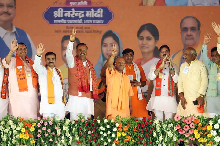 UP Lok Sabha Elections 2024: प्रधानमंत्री नरेंद्र मोदी और सीएम योगी आदित्यनाथ रविवार (26 मई) को मिर्जापुर पहुंचे, जहां उन्होंने मिर्जापुर से एनडीए प्रत्याशी अनुप्रिया पटेल के समर्थन में रैली किया. इस दौरान सीएम योगी ने कहा कि  प्रधानमंत्री नरेंद्र मोदी के नेतृत्व में हम नये भारत का दर्शन कर रहे हैं. एक ऐसा भारत, जो आज दुनिया की महाशक्ति बनने की ओर अग्रसर हुआ है. जिसने दुनिया में अपने सम्मान को मजबूती के साथ बढ़ाया है. 10 वर्षों में भारत ने अपनी सीमाओं को सुरक्षित करने के साथ विकास के नए-नए प्रतिमान स्थापित किए हैं.