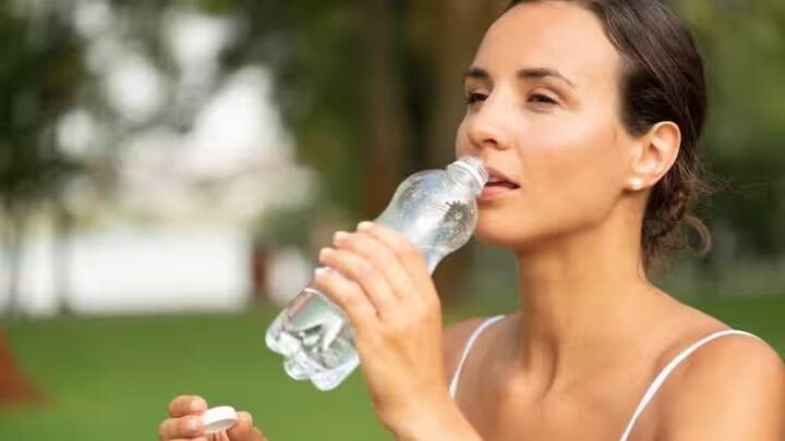सुबह खाली पेट पानी पीने से शरीर और मस्तिष्क में ऑक्सीजन की आपूर्ति बेहतर होती है। जिससे दिमाग अच्छे से काम करता है। शरीर को डिटॉक्स करने के लिए सुबह पानी पीने की भी सलाह दी जाती है।