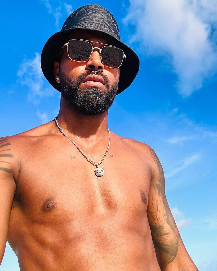 हार्दिक पांड्या के पास कई आलीशान घर भी है. जिनकी कीमत करोड़ों में बताई जाती है. साथ ही पांड्या के पास गाड़ियों का कलेक्शन भी है. लेकिन ऐसा कहा जा रहा है कि अगर इस कपल का तलाक हो गया तो नताशा पांड्या की प्रॉपर्टी का करीब 70 % हिस्सा ले जाएंगी.