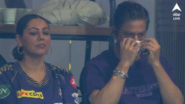 IPL 2024 KKR vs SRH Shah Rukh Khan watching IPL Final covering face in mask with wife Gauri Khan watch video Shah Rukh Khan In IPL Final: মুখে মাস্ক, স্ত্রী গৌরীর পাশে বসে আইপিএল ফাইনাল দেখছেন অসুস্থ শাহরুখ