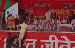 अखिलेश यादव की सुरक्षा में भारी चूक, जनसभा के दौरान युवक ने तोड़ा सुरक्षा का घेरा