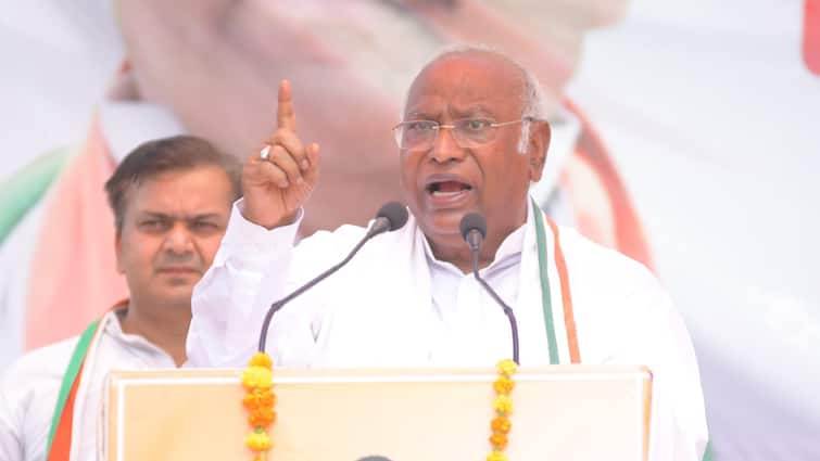 this election not Narendra modi vs Rrahul Gandhi says Congress Chief mallikarjun kharge Mallikarjun Kharge: ఈ ఎన్నికలు మోదీ Vs రాహుల్ కాదు, ప్రధాని ఆయనే! మల్లికార్జున ఖర్గే ఆసక్తికర వ్యాఖ్యలు