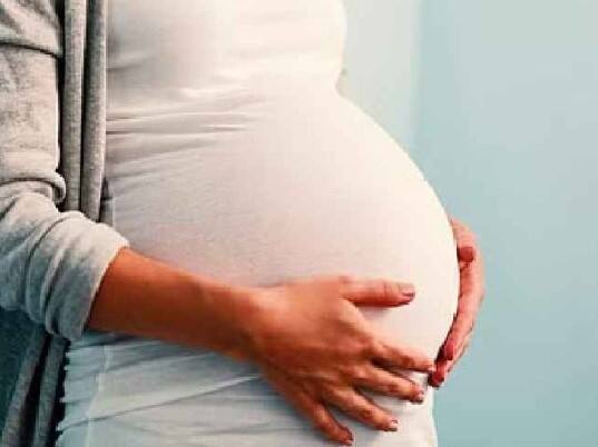 પ્રેગ્નેન્ટ મહિલાઓ માટે ઉનાળાનો સમય ખૂબ જ સારો માનવામાં આવે છે. કારણ કે, આ સમય મોસમી ફળો અને શાકભાજીથી ભરેલો છે, જે તેમને પોષણ આપી શકે છે અને માતા અને બાળકના સ્વાસ્થ્યને સુધારવામાં મદદ કરે છે. આવા સમયે મહિલાઓએ એવો આહાર લેવો જોઈએ જે તેમના શરીરમાં પાણીની ઉણપને પૂરી કરે અને ઉનાળાની ઋતુમાં શરીરમાં ઠંડક જાળવી રાખે.