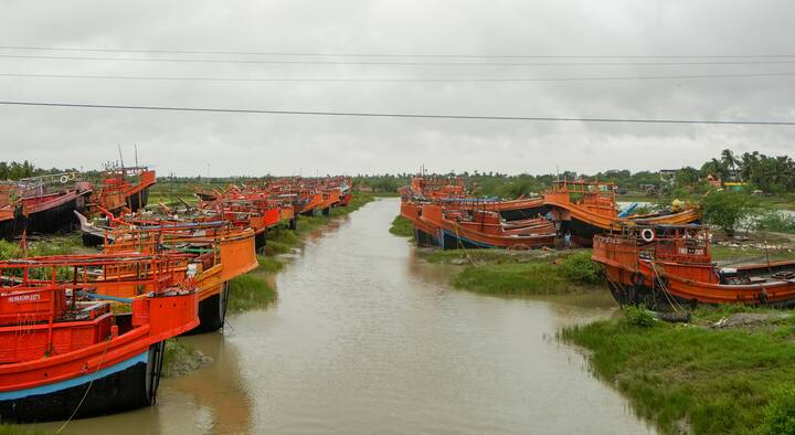 आईएमडी ने पश्चिम बंगाल के दक्षिण और उत्तर 24 परगना जिलों में बाढ़ आने और कमजोर संरचनाओं, बिजली एवं संचार लाइन, कच्ची सड़कों, फसलों और बगीचों को भारी नुकसान होने की चेतावनी दी है.