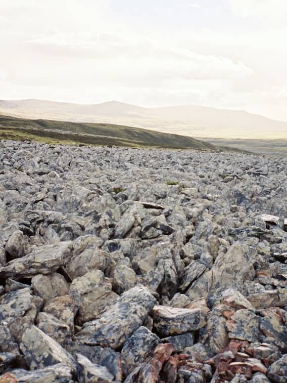 ये नदी पत्थरों के साथ क्यों बहती है