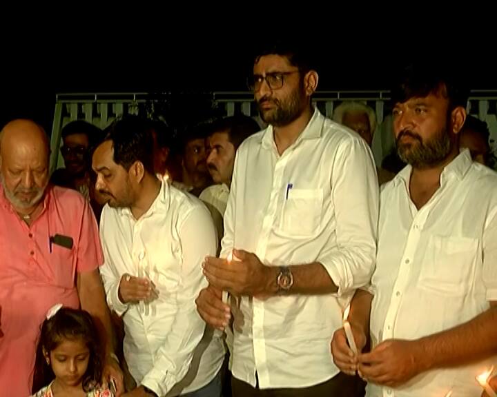 આમ આદમી પાર્ટીના નેતા ગોપાલ ઈટાલિયા પણ કેન્ડલ માર્ચમાં જોડાયા હતા અને મૃતકોને શ્રદ્ધાંજલિ આપી હતી.