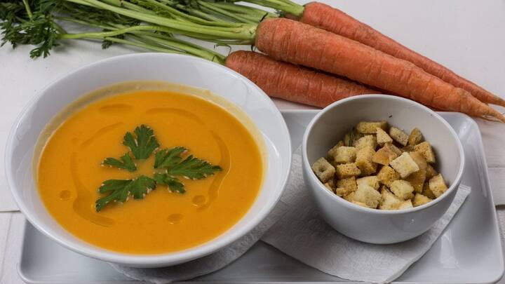 Beetroot Carrot Soup: சூப் வகைகள் ஆரோக்கியமாமவை. பீட்ரூட் கேரட் சூப் செய்வது எப்படி என்று காணலாம். ஸ்நாக்ஸ் ஏதாவது சாப்பிட வேண்டும் என்று தோன்றினால் இதை செய்யலாம்.