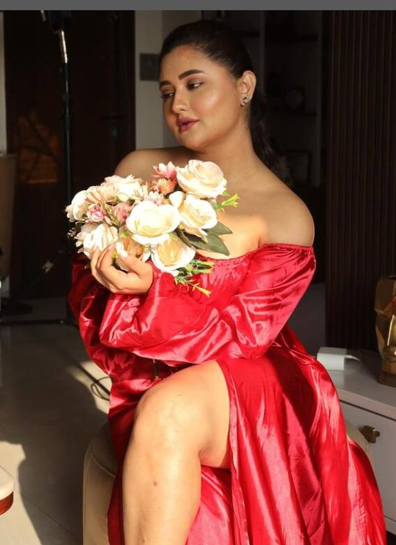 ટીવી હસીના રશ્મિ દેસાઇએ રેડ શાઇનિંગ લૂક ડ્રેસમાં આપ્યા પૉઝ