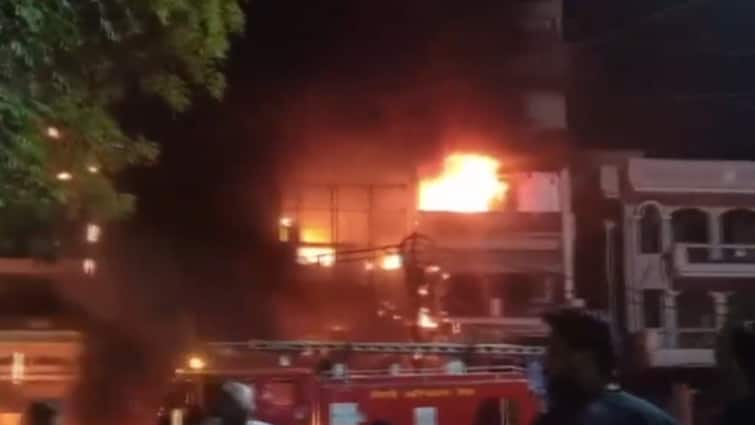 Delhi Baby Care Center Hospital Fire Tragedy 7 children died Family members told whole situation ANN दिल्ली के बेबी केयर सेंटर अग्निकांड में 7 बच्चों की मौत, रोते-बिलखते माता-पिता ने सुनाई आपबीती