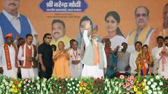 IN Pics: 'लूटने वालों से हिसाब लेने का वक्त आ गया है', मिर्जापुर में पीएम मोदी और सीएम योगी का विपक्ष पर हमला