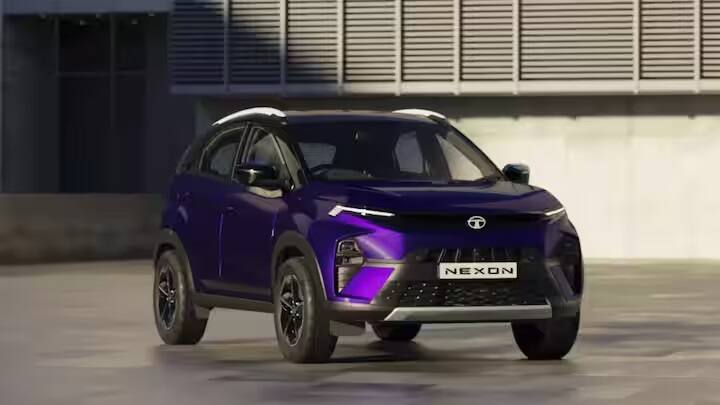 Tata Nexon में वॉयस असिस्टेड सनरूफ की सुविधा है। टाटा की इस कार में इल्यूमिनेटेड लोगो के साथ 2-स्पोक स्टीयरिंग व्हील है। इस कार में R16 अलॉय व्हील का इस्तेमाल किया गया है। Tata Nexon की एक्स-शोरूम कीमत 7,99,990 रुपये से शुरू होती है।