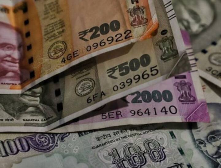 केंद्रीय प्रत्यक्ष कर मंडळाच्या (CBDT) नियमानुसार एखादी व्यक्ती एका आर्थिक वर्षात 10 लाख रुपयांपेक्षा जास्त रक्कम रोख रक्कम बँकेत जमा करत असेल तर याबाबतची माहिती प्राप्तिकर विभागाला दिली जाते. हे पैसे एक किंवा एकापेक्षा जास्त बँक खात्यात जमा केलेले अशू शकतात. अशा प्रकारचा व्यवहार आढळल्यास प्राप्तिकर विभाग तुमच्या या पैशांची चौकशी करतो.