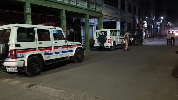 UP Police News: कानपुर पुलिस ने आपराधिक गतिविधियों पर अंकुश लगाने के लिए कमर कस ली है. शनिवार रात कई जगहों पर पुलिस ने छापेमारी की. जहां एक बदमाश के घर से पिस्टल बरामद हुई है.