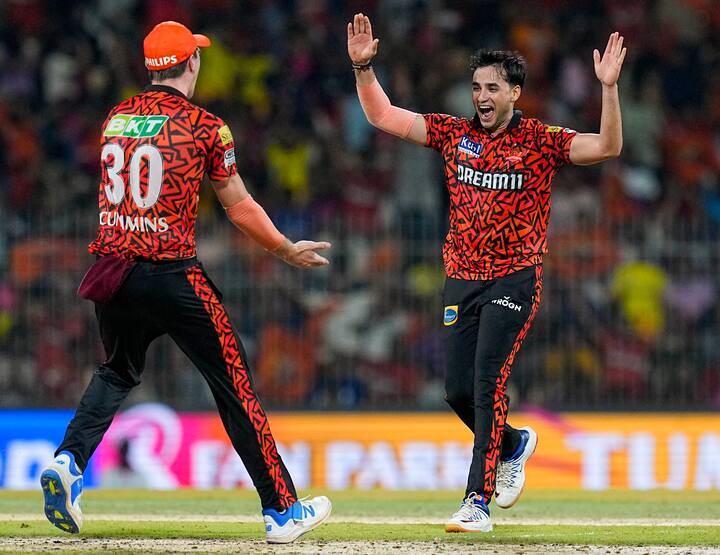 अभिषेक शर्मानं यंदाच्या आयपीएलमध्ये सर्वांचं लक्ष वेधून घेतलं आहे. त्यानं 15 मॅचमध्ये 482 धावा केल्या आहेत. अभिषेक शर्मानं तीन अर्धशतकं झळकावली असून तो बॉलिंग देखील करु शकतो. राजस्थान विरुद्ध त्यानं दोन विकेट घेतल्या होत्या.