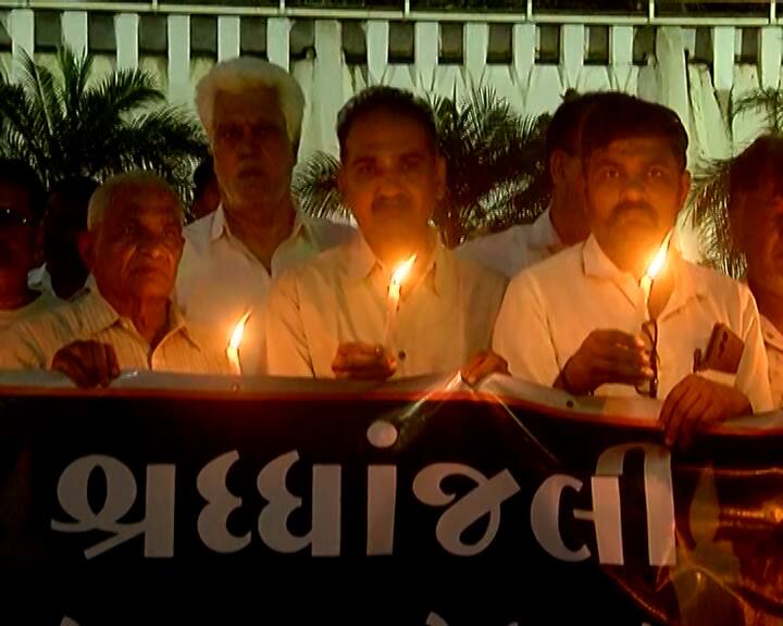 રાજકોટ બહુમાળી ભવન ખાતે મોટી સંખ્યામાં લોકો મૃતકોને શ્રદ્ધાંજલિ આપવા માટે પહોંચ્યા હતા.