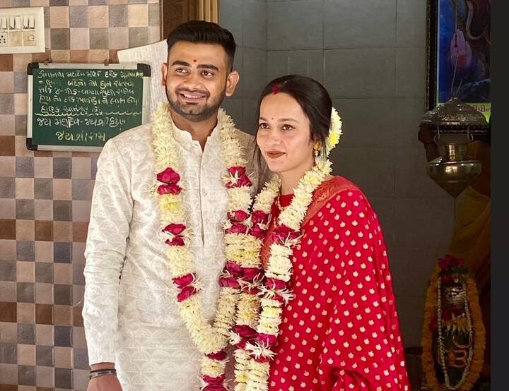 રાજકોટ ટીઆરપી ગેમ ઝોન અગ્નિકાંડમાં અમેરિકાથી આવેલા અને માત્ર અઠવાડિયા પહેલા લગ્નના તાંતણે બંધાયેલા અક્ષય ઢોલરીયા અને નવ વધુ ખ્યાતિ ઢોલરીયા ગેમ ઝોનમાં ગયા હતા. જે બાદ આ દુર્ઘટના બની હતી.