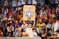 वाराणसी में काशीपुराधिपति से लेकर कोतवाल और घाटों से सड़कों तक सियासी जमघट, देखें तस्वीर