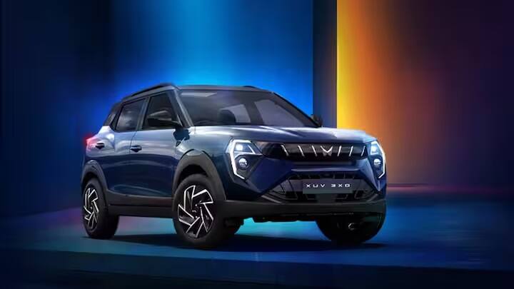 Mahindra XUV 3XO हाल ही में लॉन्च हुई बजट-अनुकूल कारों में से एक है। इस कार में स्काईरूफ का फीचर शामिल है। कार के अंदर हरमन कार्डन ऑडियो सिस्टम लगा है, जिसका 7-स्पीकर कार के सभी कोनों में एक समान आवाज देता है। महिंद्रा की इस कार की एक्स-शोरूम कीमत 7.49 लाख रुपये से शुरू होती है।