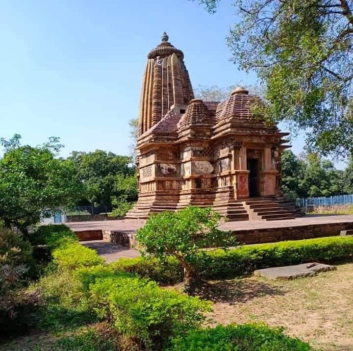 इन मंदिरों में से एक है नारायणपाल का विष्णु मंदिर. लाल पत्थर से बने लगभग 70 फीट ऊंचे इस मंदिर का निर्माण करीब एक हजार साल पहले छिंदक नागवंश के राजा जगदीश भूषण ने करवाया था. जगदीश भूषण की पत्नी मुंमुडा देवी विष्णु भक्त थीं और सोमेश्वर देव की प्रेरणा से इस मंदिर का निर्माण करवाया गया.