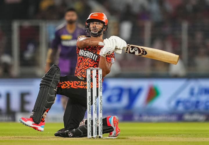 अगर ऑरेंज कैप विनर खिलाड़ी की बात करें तो उसे 15 लाख रुपए मिलेंगे. विराट कोहली ऑरेंज कैप की दौड़ में सबसे आगे हैं.