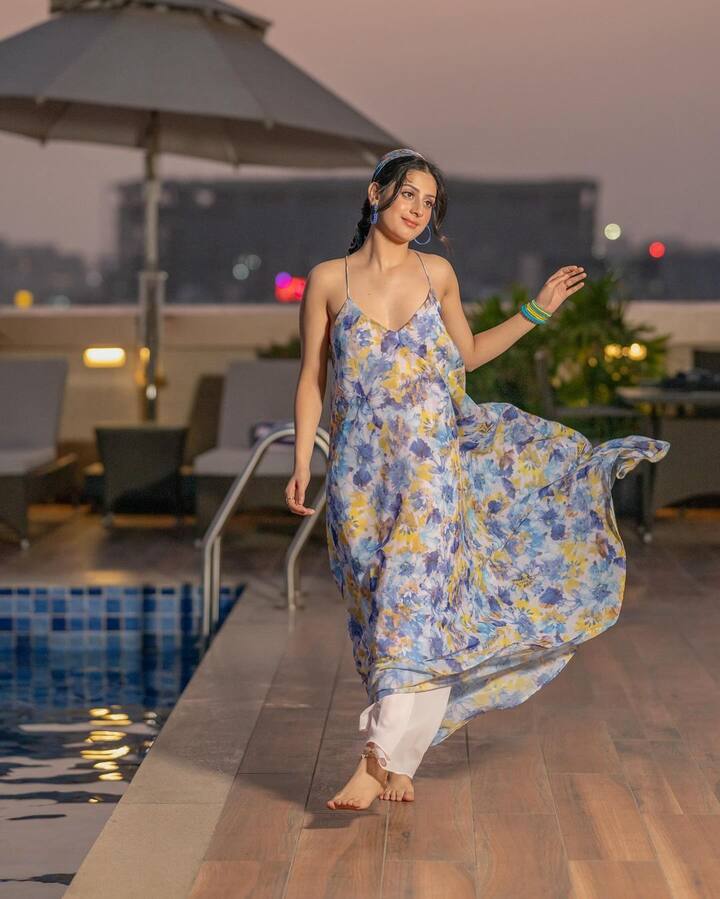 હાલમાં જ ઈશા માલવીયાના કેટલાક ફોટો સામે આવ્યા છે. આ તસવીરોમાં ઈશા માલવિયા એકદમ અલગ ડ્રેસ પહેરેલી જોવા મળી હતી.