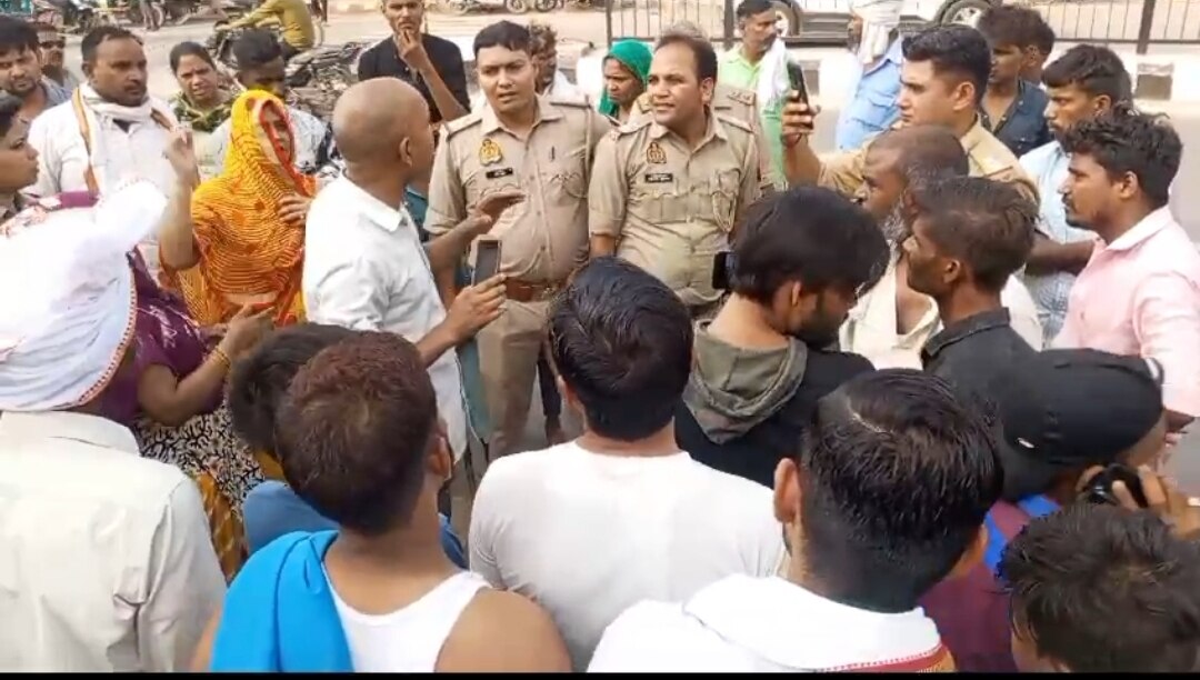 UP News: अलीगढ़ में बसों ने फुटपाथ पर दुकानों को किया तहस-नहस, गुस्साई भीड़ ने ड्राइवरों को पीटा